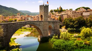 Den smukke romerske bro der byder os velkommen til middelalderbyen Besalú - Foto Viktors Farmor