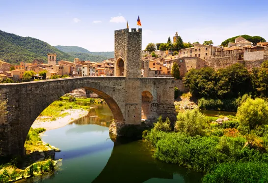 Den smukke romerske bro der byder os velkommen til middelalderbyen Besalú - Foto Viktors Farmor
