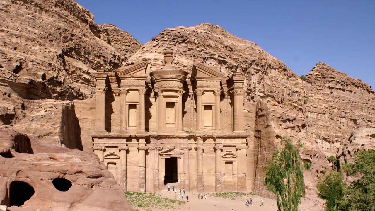 Petra er udhugget i de lyserøde klipper. Foto Claus Brandt Jacobsen