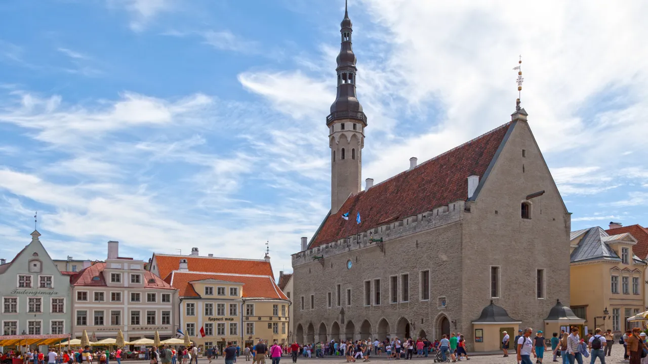 Tallinns hyggelige rådhusplads. Foto Viktors Farmor