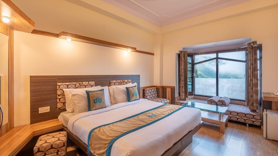 Vi bor på DLS Meghavan Resort i Dharamsala, som ligger tæt på et lokalt vandfald. 