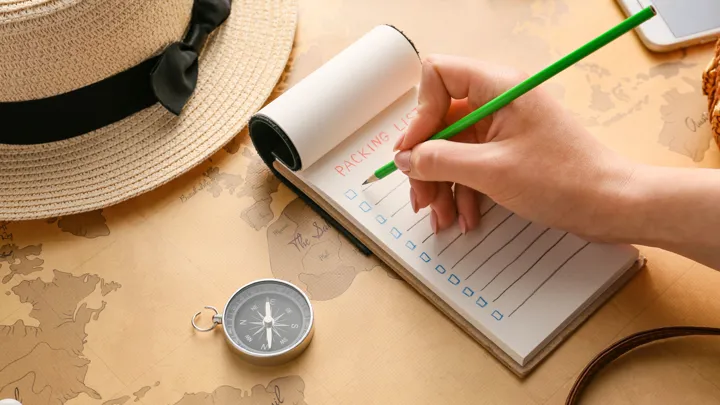 Pakkelisten er vigtig, når du skal ud at rejse. Hvordan pakker man bæredygtigt? Foto Viktors Farmor