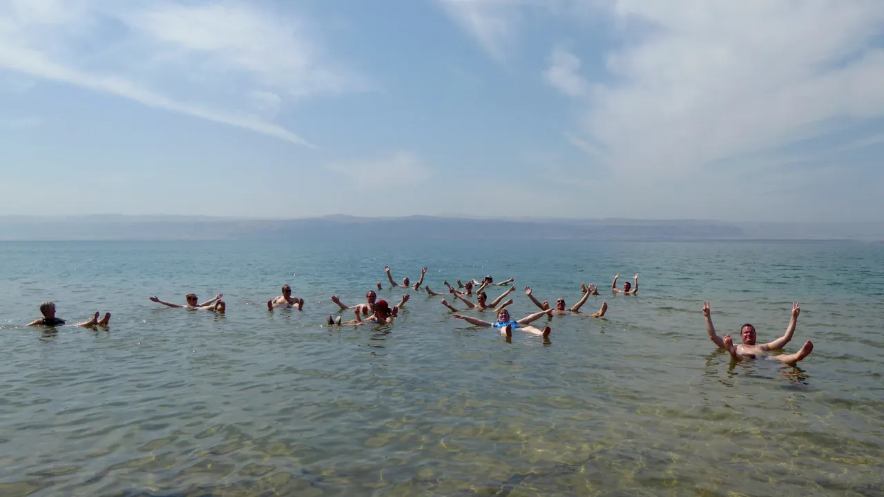 I Det Døde Hav kan man flyde på vandoverfladen i en 33 % saltopløsning. Foto Michael Andersen