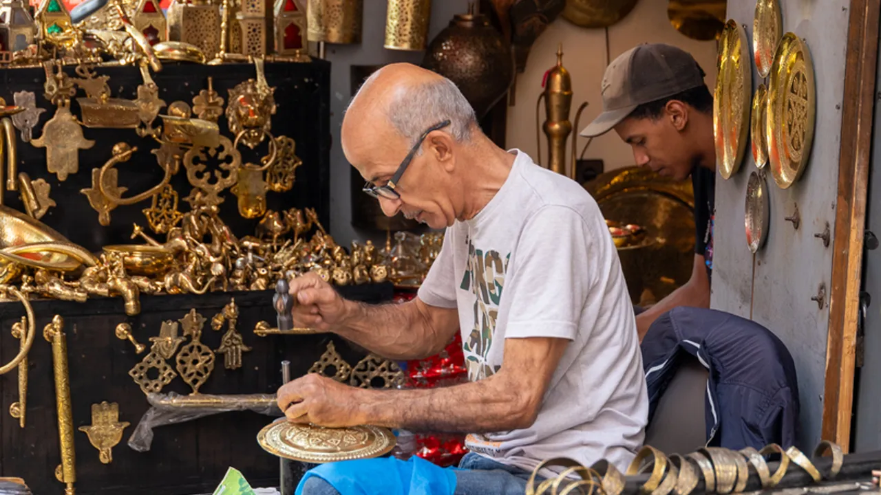 Der ridses mønstre i de fine messingfade. Foto Verner Rud Nielsen