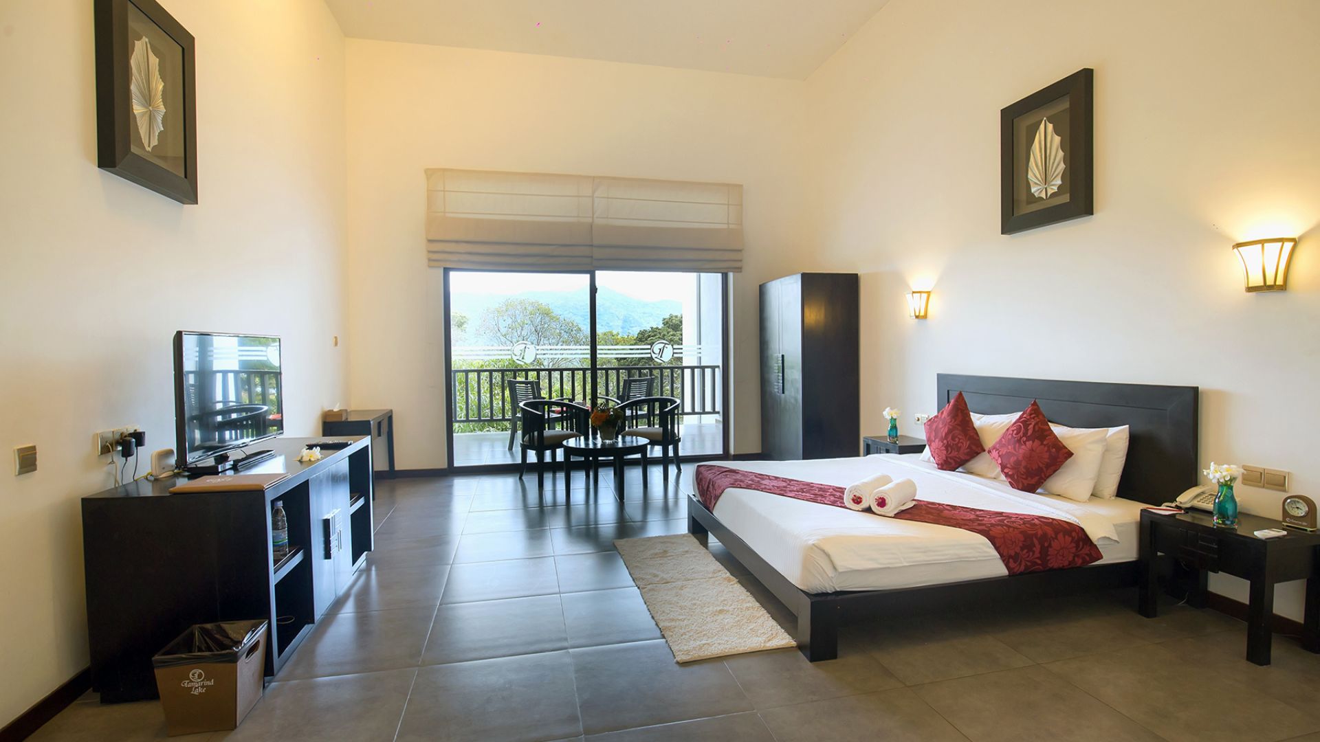 Et dejligt hotel beliggende lige ned til en sø og med en stor have og pool til at slappe af i. Foto Viktors Farmor