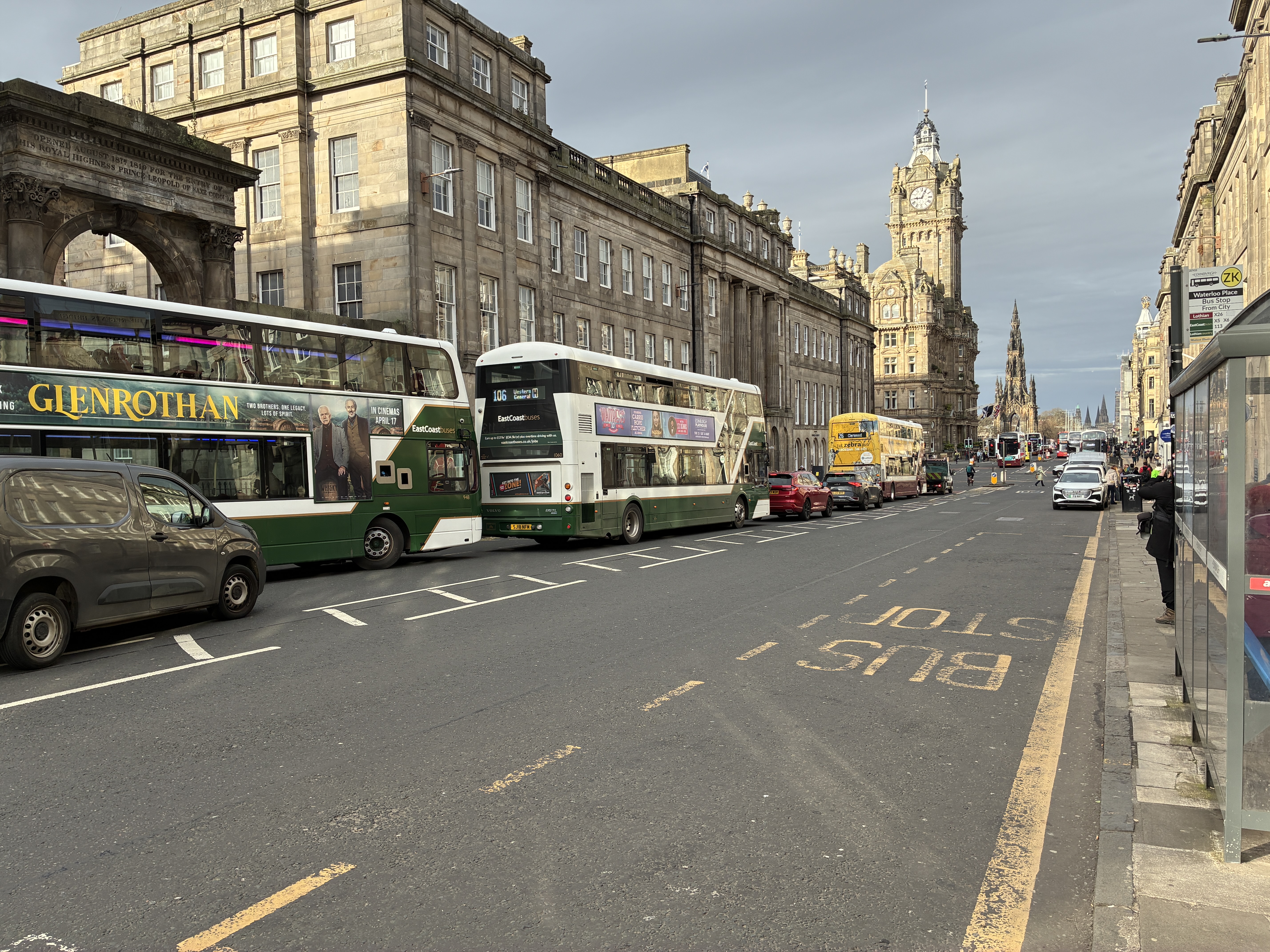 Klassiske dobbeltdækkerbusser i Edinburgh. Foto Gitte Broholm Tinghuus