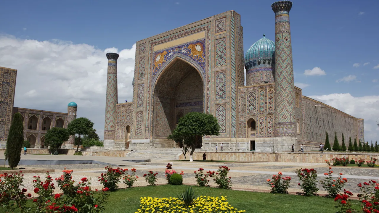 Det var her på Registan pladsen i Samarkand, at kamelkaravanerne gjorde holdt, og købmændene håbede at gøre en god handel. Foto Viktors Farmor