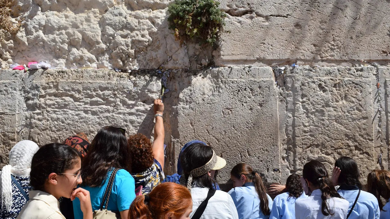 Grædemuren betragtes som hellig af mange. Små sedler med bønner stikkes ind i sprækkerne. Foto Anne Sophie Meyer Larsen