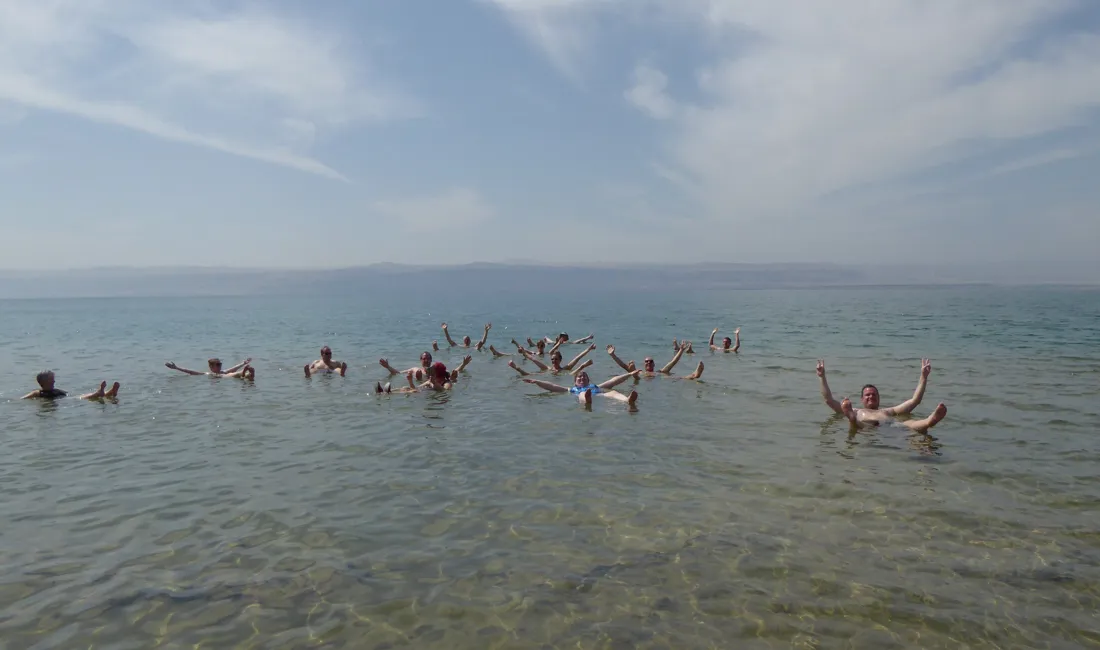 I Det Døde Hav kan man flyde på vandoverfladen i en 25 % saltopløsning. Foto Michael Andersen