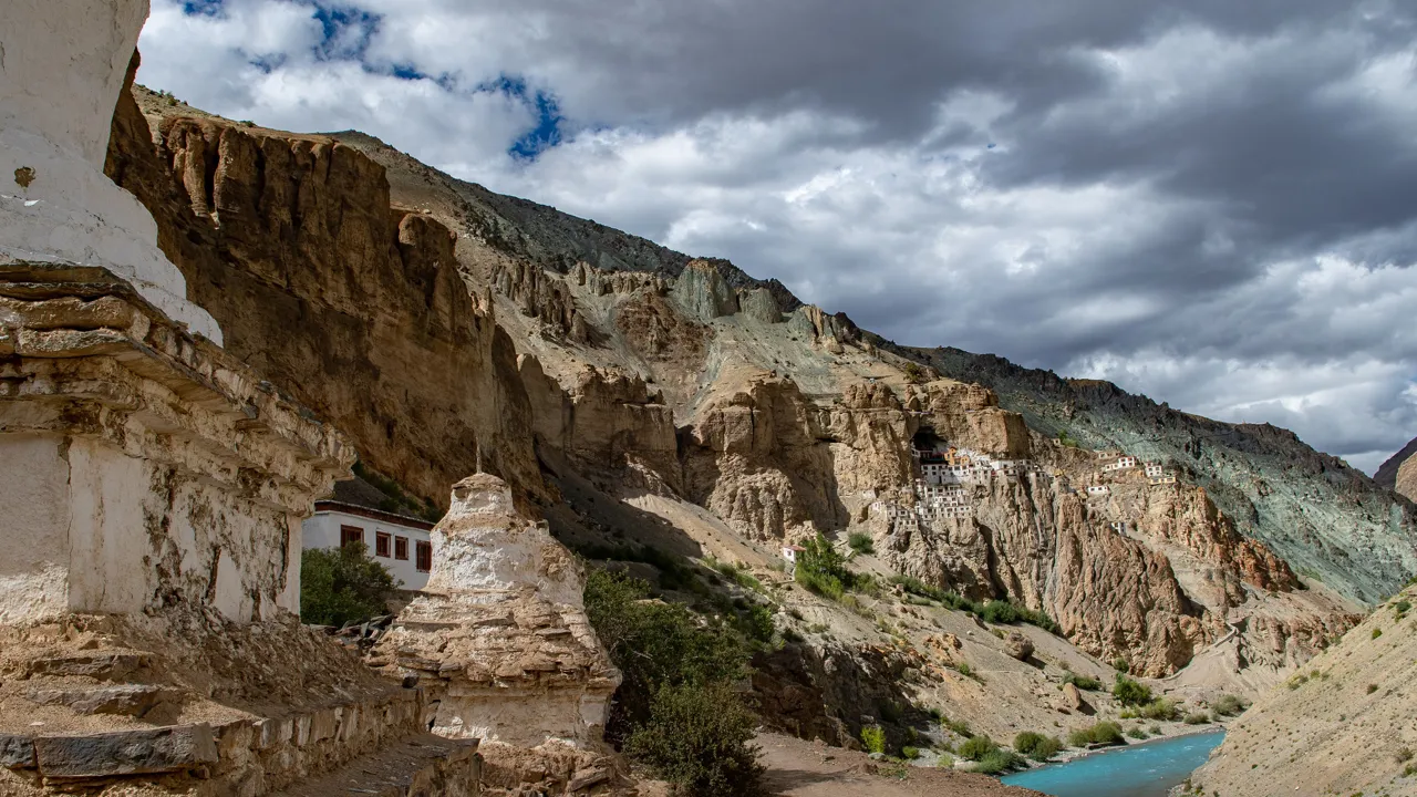Phugtal-klosteret ligger placeret i dramatiske omgivelser. Foto Viktors Farmor
