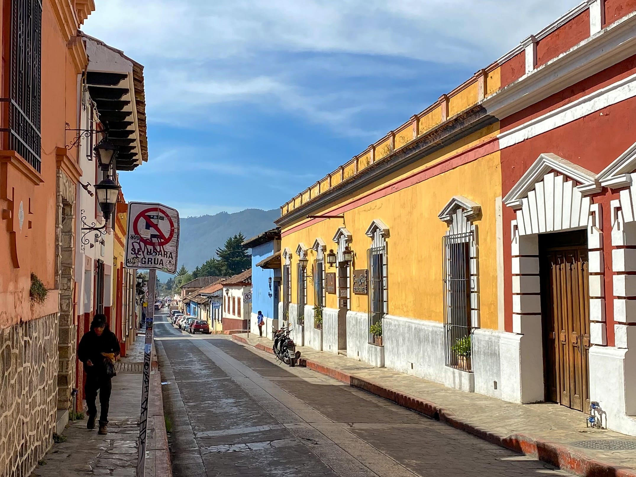 En stille gade med farverige facader i San Cristóbal de las Casas. Foto Caroline Sølvsten