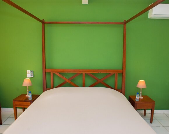 Hotellet er omgivet af grønne områder direkte ved havet.