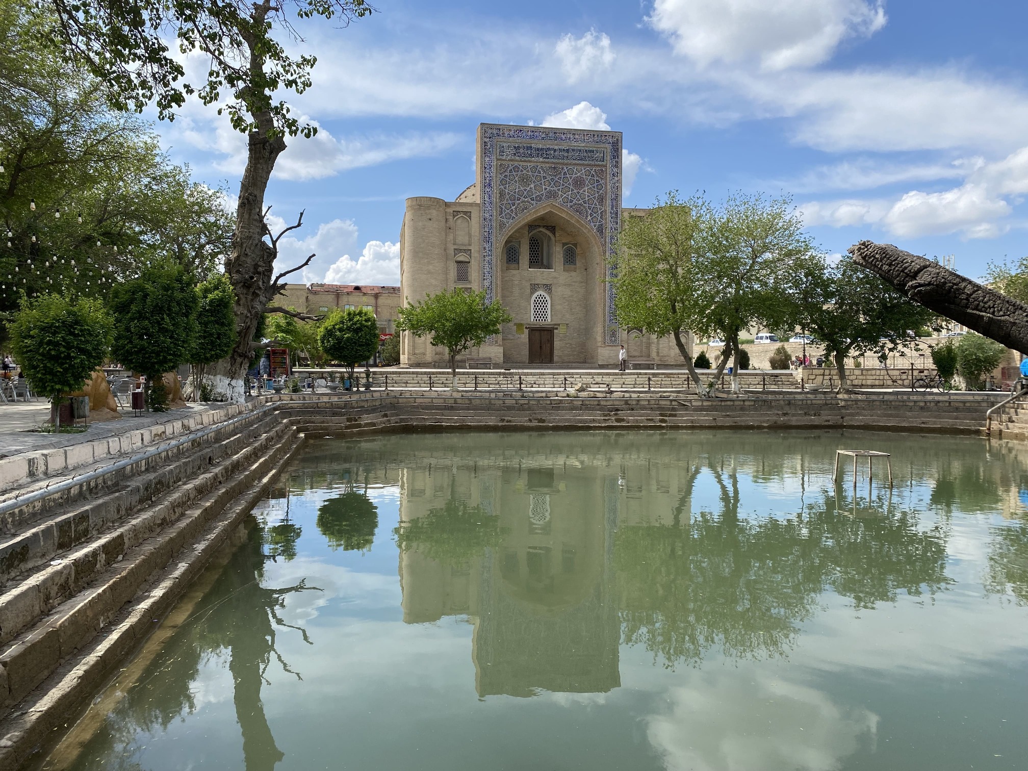 Lyabi Hauz former midten af Bukhara. Foto Michael Høeg Andersen
