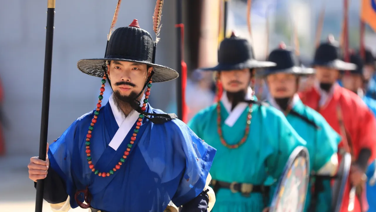 Vagtskifte ved paladset Gyeongbokgung i Seoul. Foto Anders Stoustrup