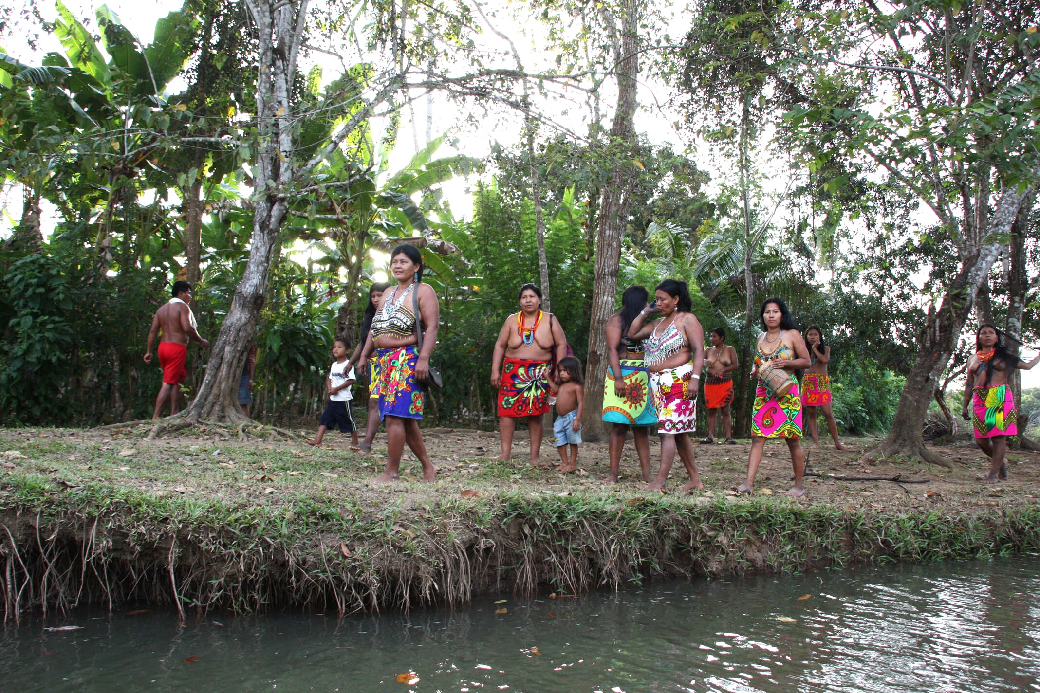Vi bliver budt velkommen af Embera-folket i Panama. Foto Michael Pierre Petersen