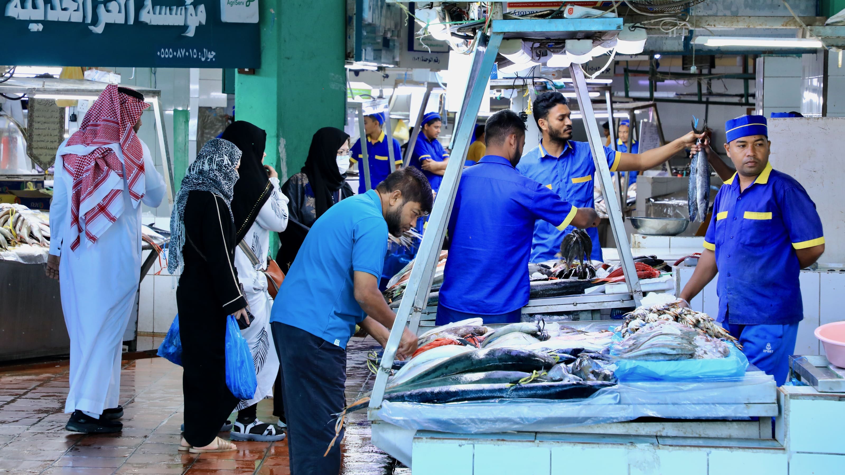 Handlen går livligt på fiskemarkedet i Jeddah. Foto af Anders Stoustrup