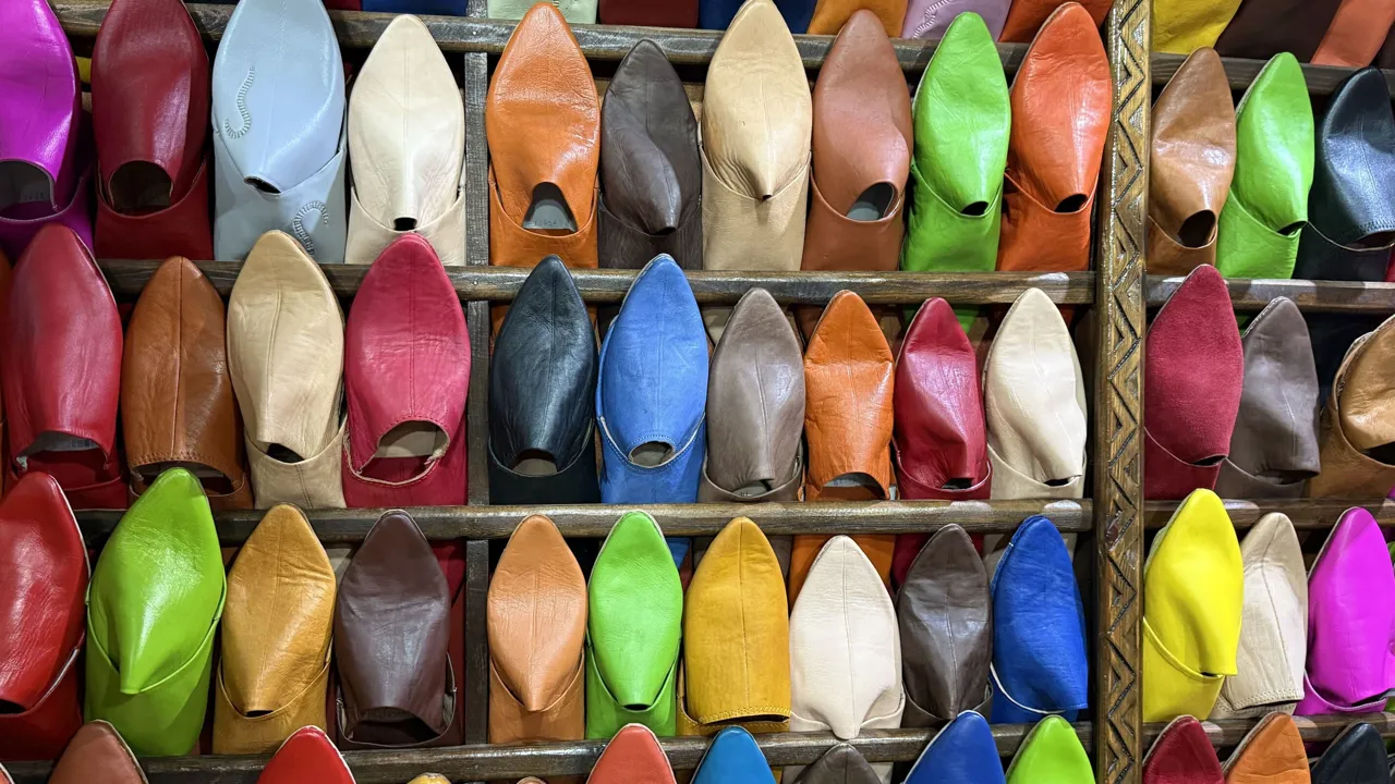 Farverige lædersandaler udstillet i souken i Marrakesh. Foto Morten H. Nielsen