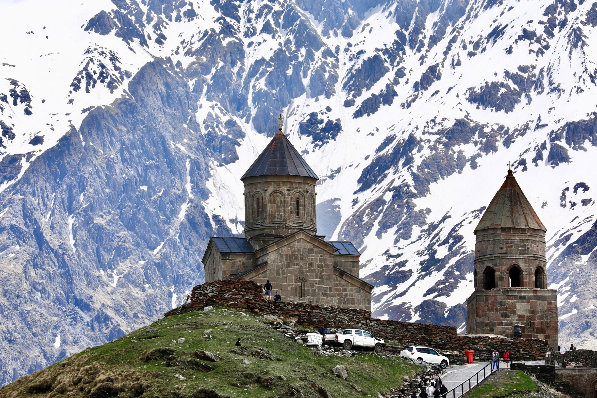 Gergeti Trinity Church med Kaukasus-bjergene i baggrunden. Foto Anders Stoustrup