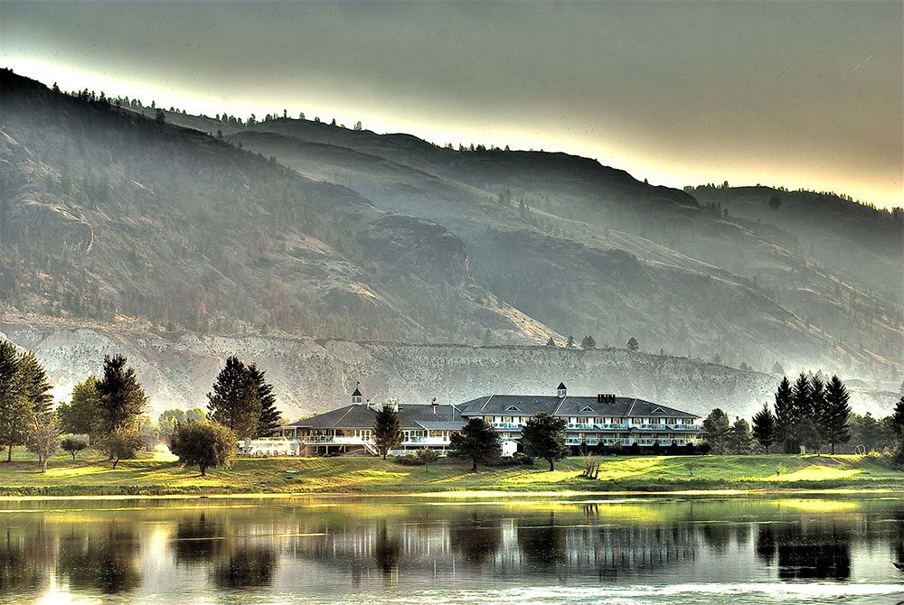 Vores 4-stjernede riverside-hotel ligger lidt uden for Kamloops, omgivet af bjergsider, søer og grønne enge. 