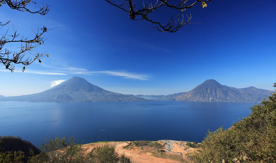 Atitlan søen ligger forrygende smukt mellem høje vulkaner. Foto Anders Stoustrup