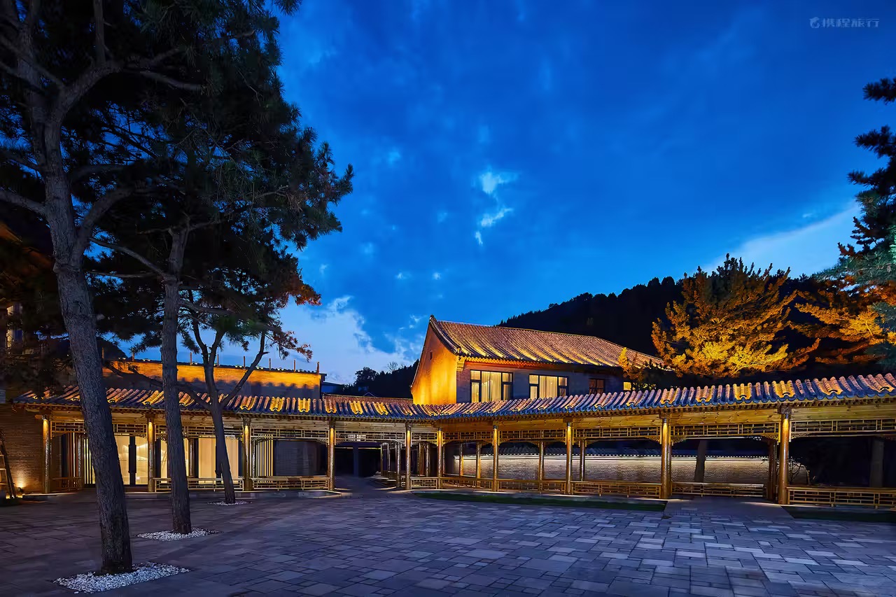 På rejsen Vandring på den Kinesiske mur bor vi på Jinshaling Great Wall Hotel i Chengde. Omgivet af bjerglandskaber og med Den Kinesiske Mur som bagtæppe.