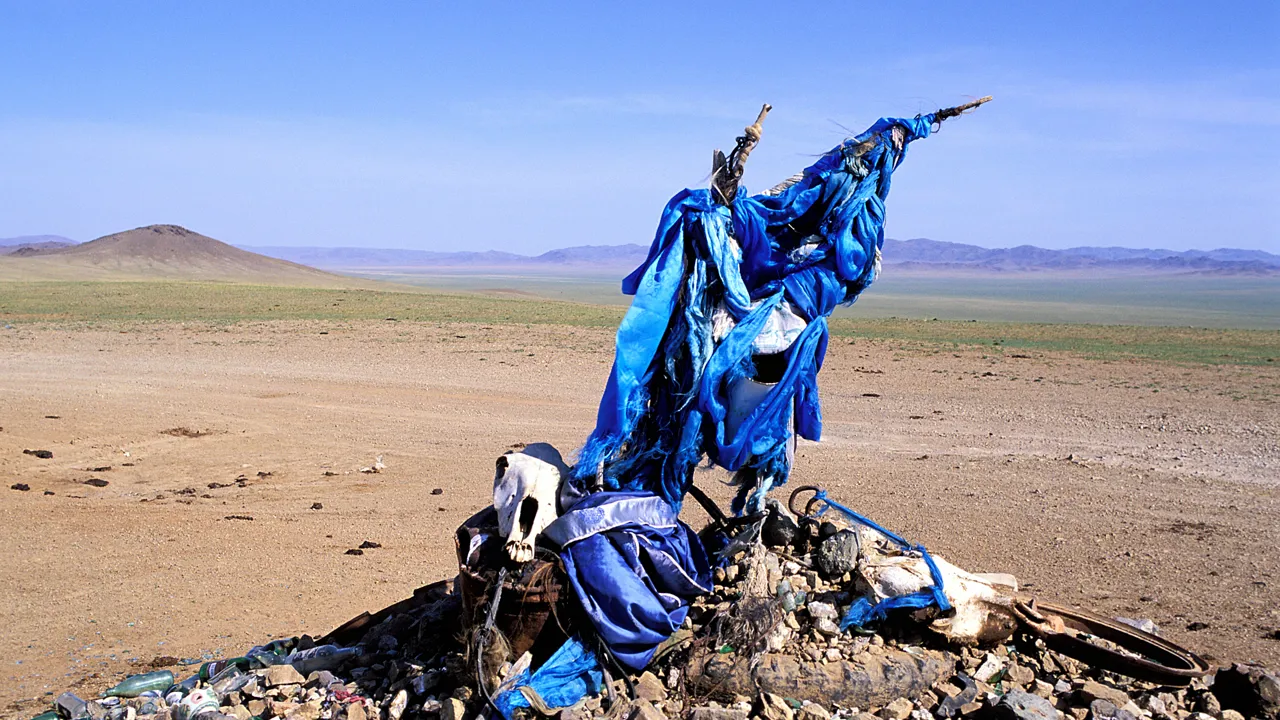 Shamanismen er stadig synlig i Mongoliet og rundt om i landskabet findes disse Ovoo'er af sten. Foto Viktors Farmor