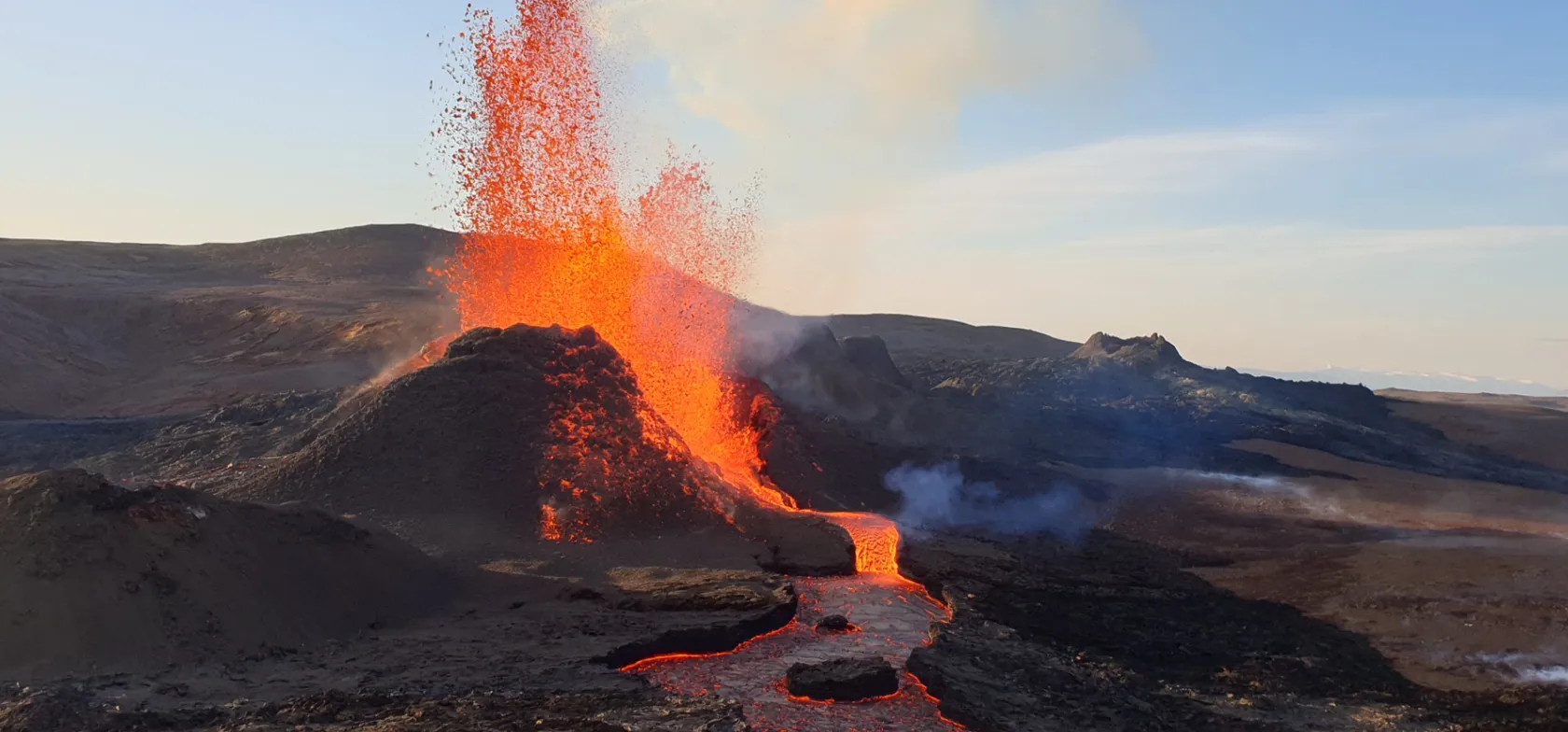 Lige nu har du en unik mulighed for at opleve et vulkanudbrud helt tæt på.