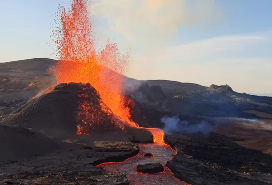 Lige nu har du en unik mulighed for at opleve et vulkanudbrud helt tæt på.