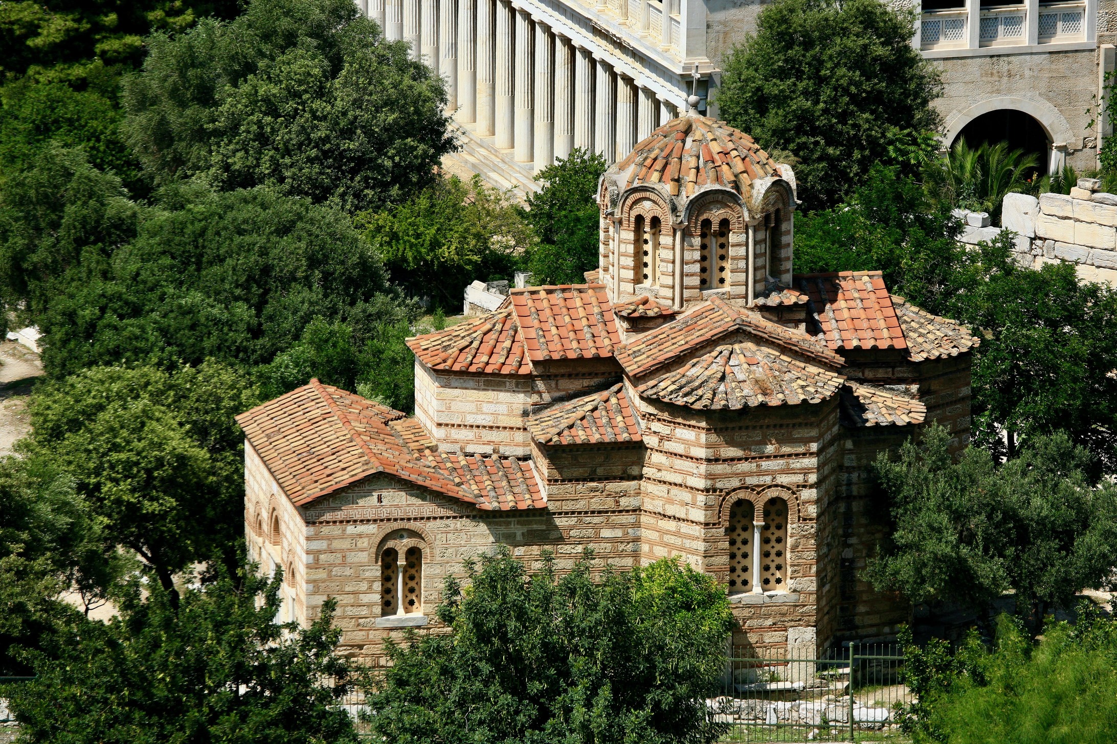 Traditionel kirke på den gamle markedsplads Agora set fra Akropolis. Foto af Anders Stoustrup
