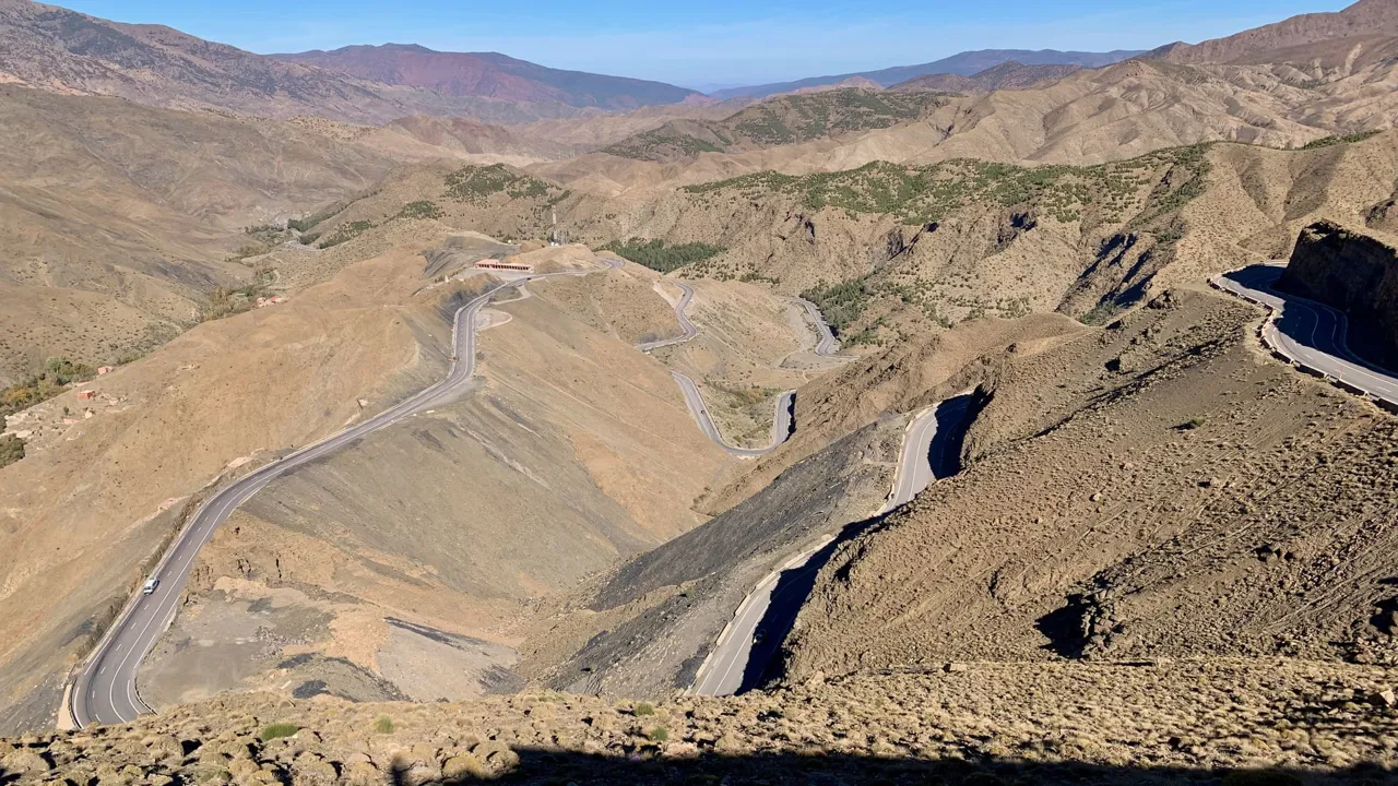 Vejen snor sig over bjergene syd for Marrakesh. Foto af Anders Stoustrup