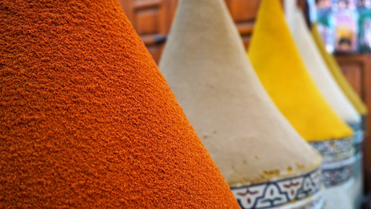 Krydderier "på parade" på marked i Marrakesh. Foto Kathrine Svejstrup