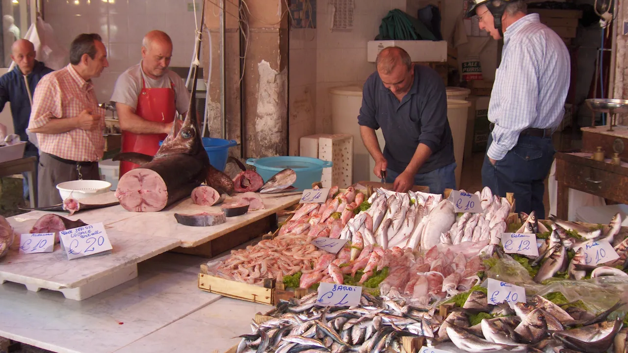 På vores besøg på Ortiga lægger vi vejen forbi halvøens berømte fiskemarked. Foto Erik Holm