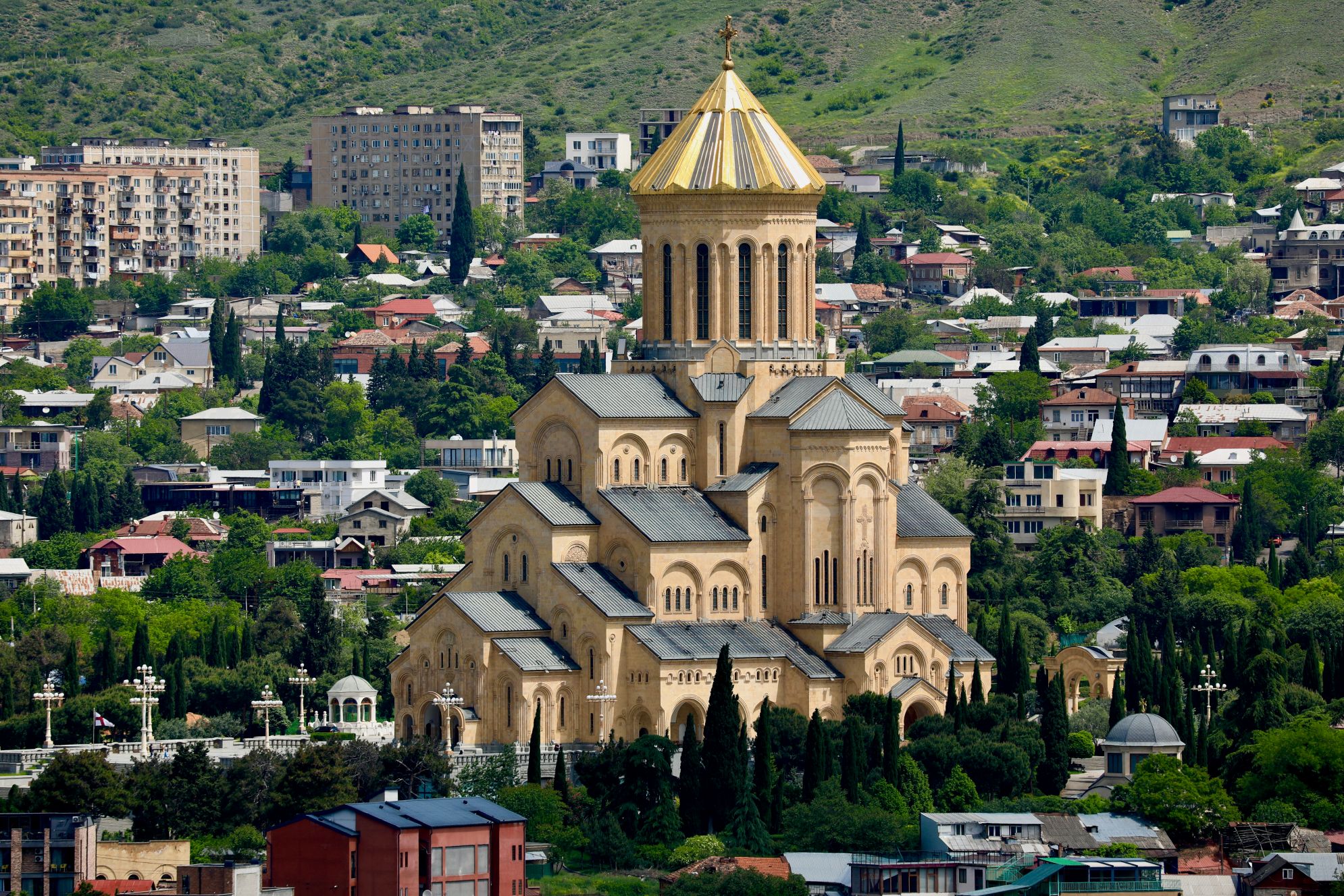 Den nye katedral hæver sig over Tbilisi. Foto af Anders Stoustrup