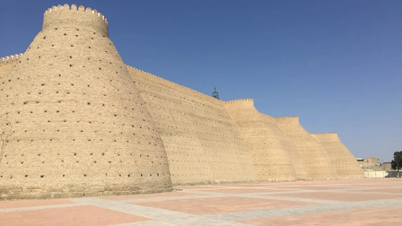 Muren omkring det store citadel, Arken, i Bukhara er ganske imposant. Foto Nette Kornerup