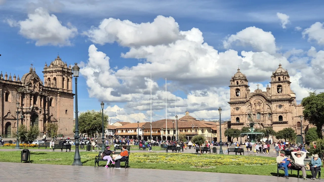 Plaza de Armas er Cuzcos hovedtorv og omgivet af kirker fra den spanske kolonitid. Foto Henrik Bjerresø