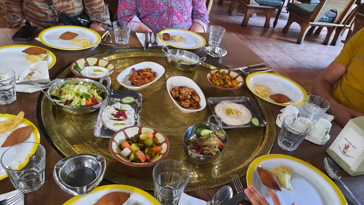 Et klassisk meze-bord i Jordan – en social og smagsfuld spiseoplevelse, hvor mange småretter deles rundt om bordet. Gitte Broholm Tinghuus