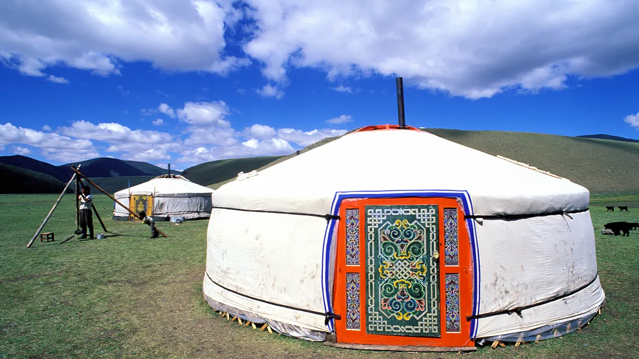 Ger'en er nomadernes bolig og det er et rundt filttelt overtrukket med lærred og bundet med tov af hestehår. Foto Viktors Farmor