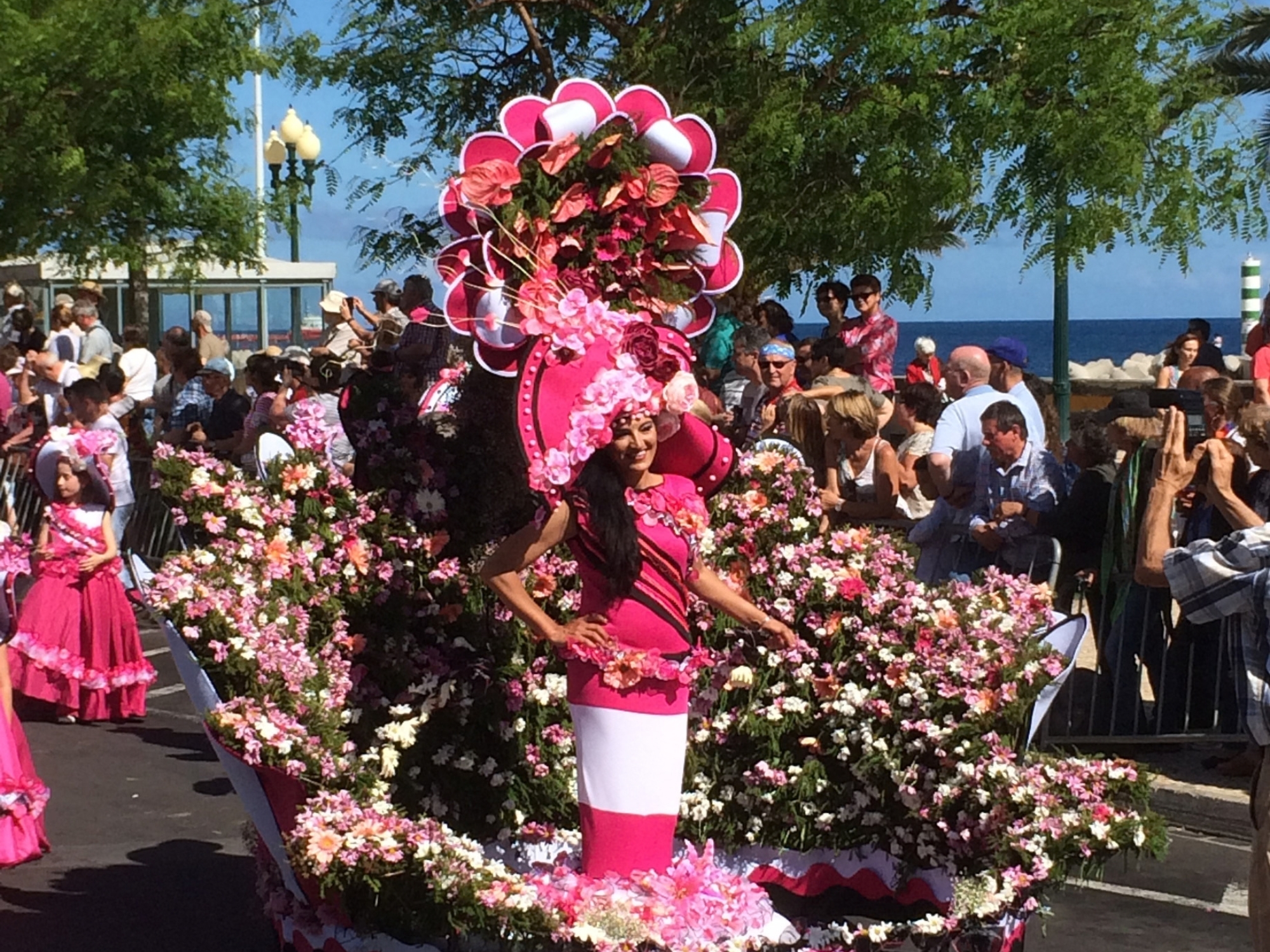 Smukke blomster og farverigt tøj til den store parade til blomsterfestivallen. Foto Henriette Jensen