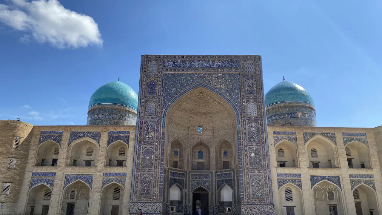 Gårdspladsen i Mir-i-Arab madrassa i Bukhara. Foto Michael Høeg Andersen
