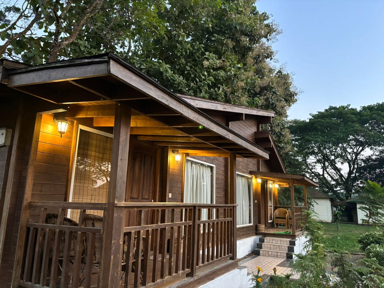 Simpelt men hyggeligt turistklassehotel indrettet i træbygninger omgivet af grønne omgivelser. 