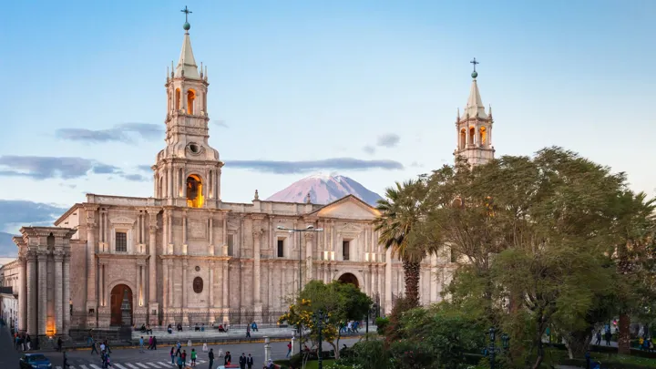 På en rejse til Peru kan man opleve katedralen på Plaza de Armas i den hvide vulkanby Arequipa. Foto Viktors Farmor