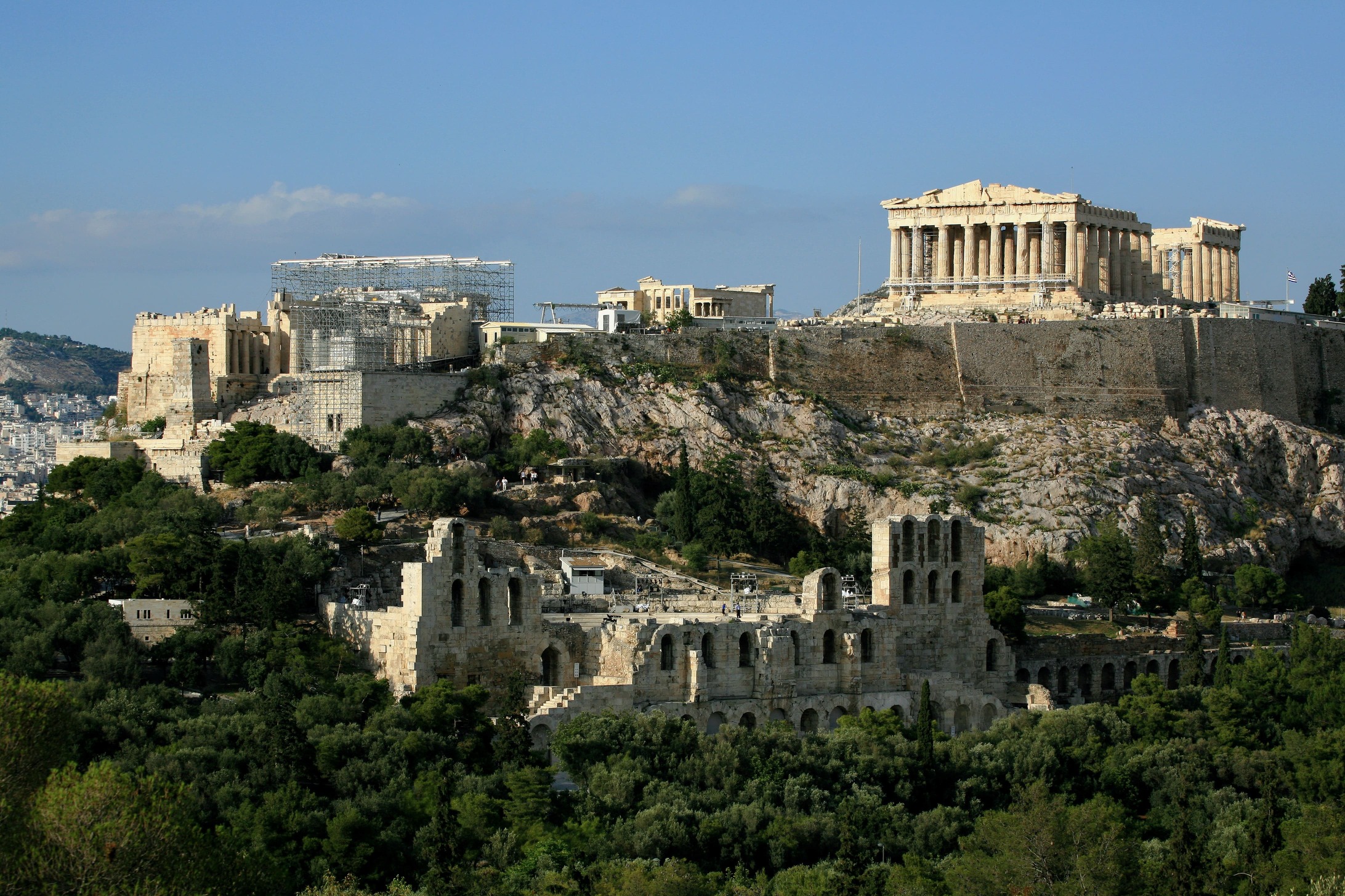 Akropolis hæver sig over Athen. Foto af Anders Stoustrup