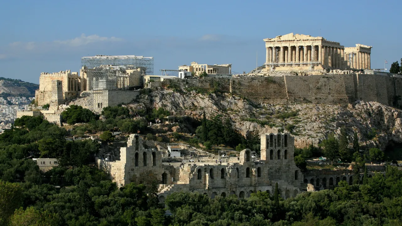Akropolis hæver sig over Athen. Foto af Anders Stoustrup