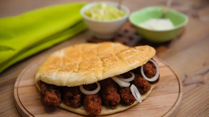 Ćevapi består af små krydrede kødruller lavet af en blanding af oksekød og lam. Foto Viktors Farmor