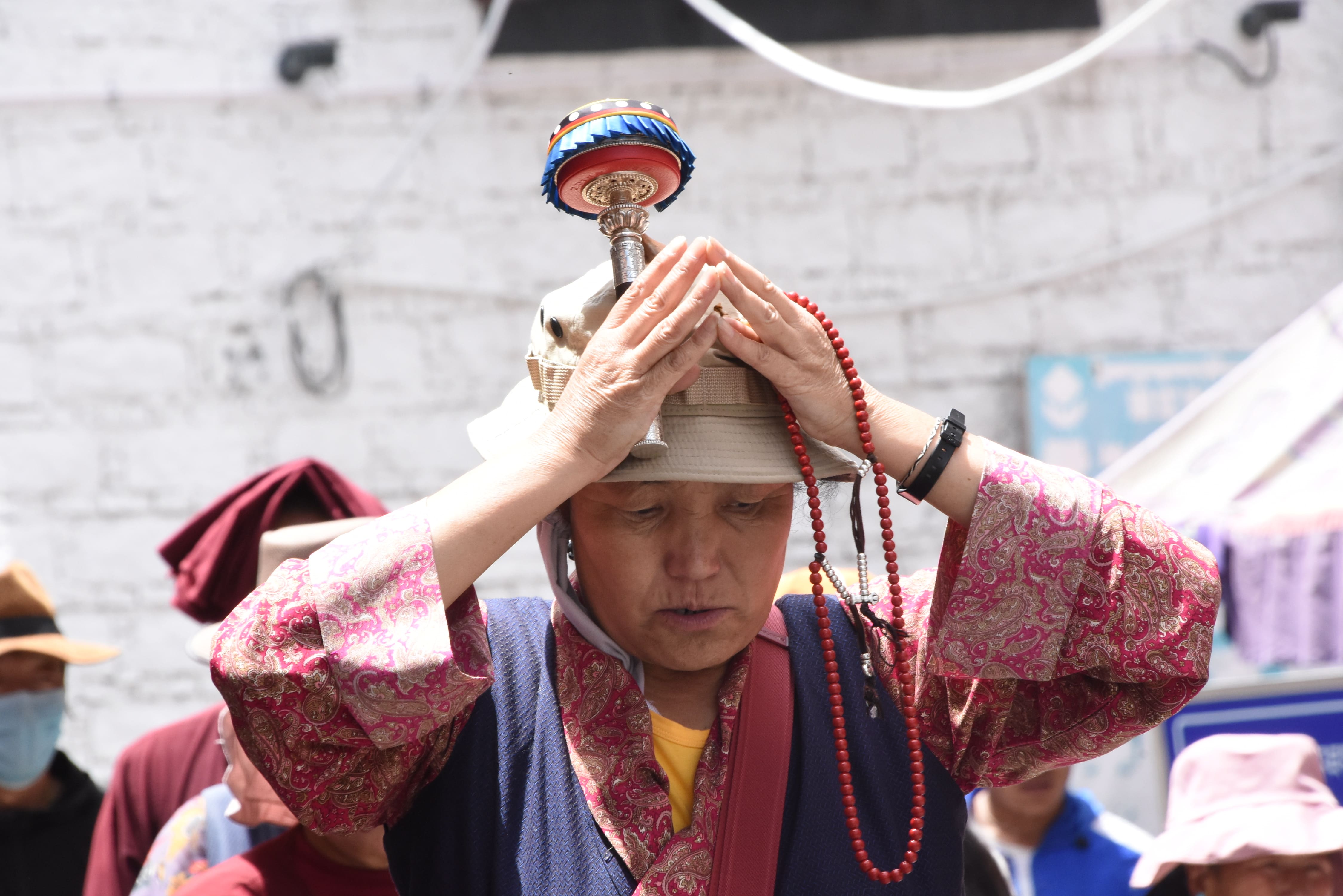 Jokhang templet tiltrækker mange pilgrimme, der udfører koras (rituelle vandringer) rundt om templet for at samle religiøse meritter. Foto Ulla Dons