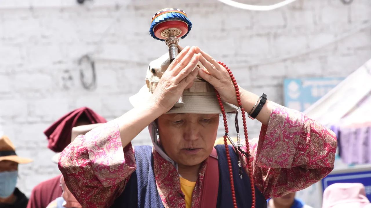 Jokhang templet tiltrækker mange pilgrimme, der udfører koras (rituelle vandringer) rundt om templet for at samle religiøse meritter. Foto Ulla Dons