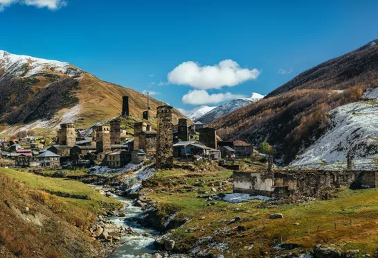 Ushguli ligger i 2200 m’s højde. Det er en af de højest beliggende kontinuerligt beboede landsbyer.