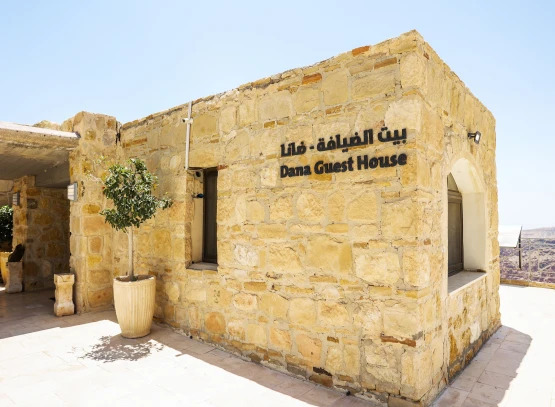 Højt over Wadi Dana bor vi på Dana Guesthouse, smukt placeret på klippekanten med udsigt over dalen og bjergene. 