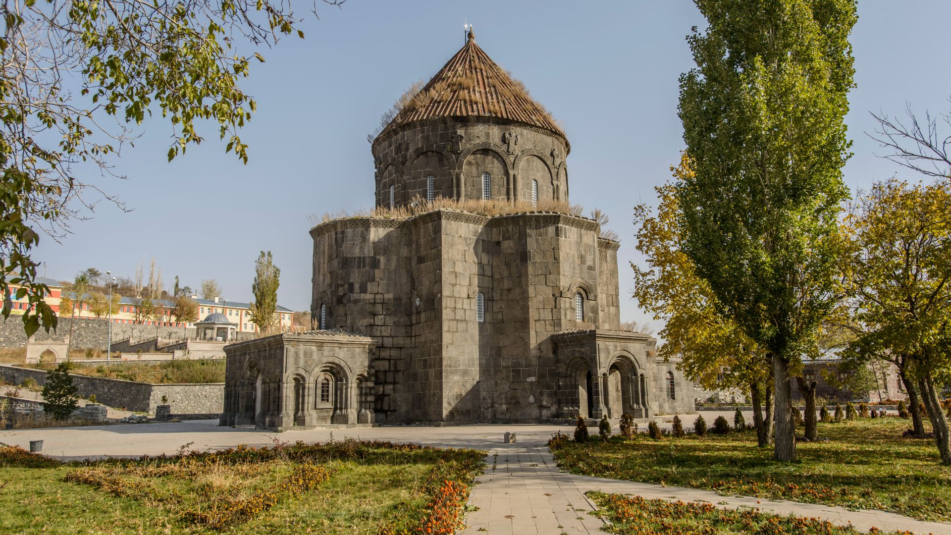 Tidligere kirke i Kars, som nu er omdannet til moské. Foto Viktors Farmor