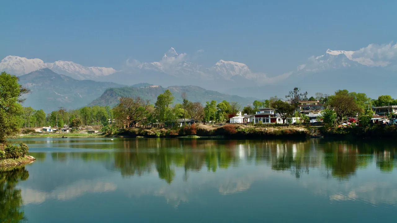 Pokhara ligger med en fantastisk udsigt. Foto af Anders Stoustrup